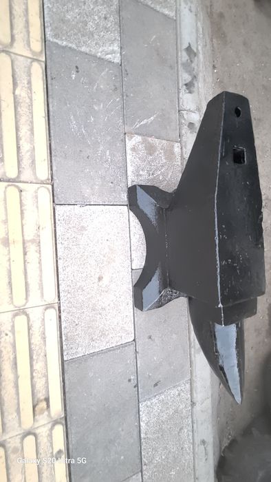 Наковальней метал