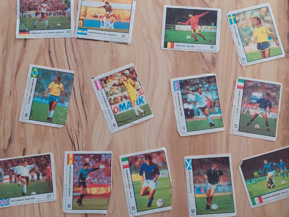 Cartonașe fifa de la cupa mondială din 1990 bune și nu sunt rupte