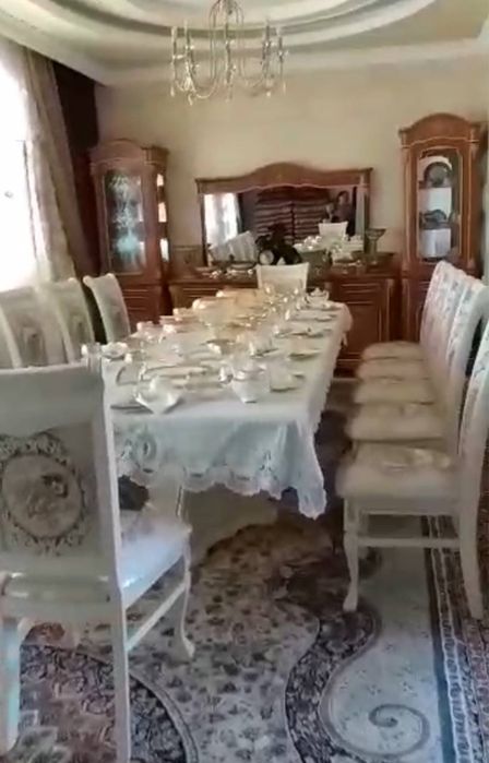 Стол с 12 стулями