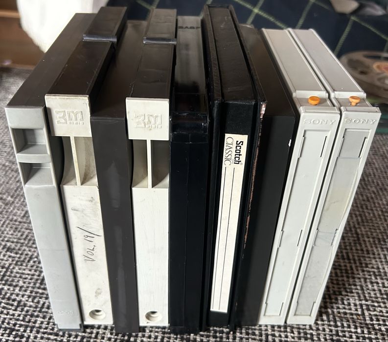 Vand benzi audio in carcase de plastic