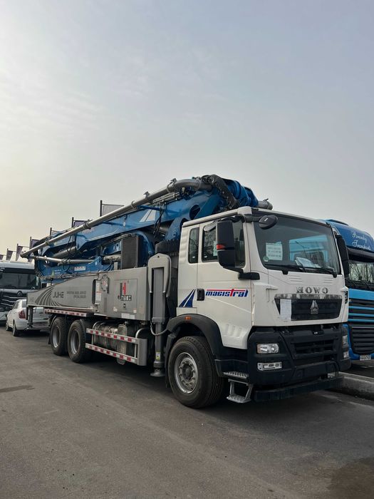 Автобетононасос марки JIUHE JH52 на шасси HOWO TX (52 метр)