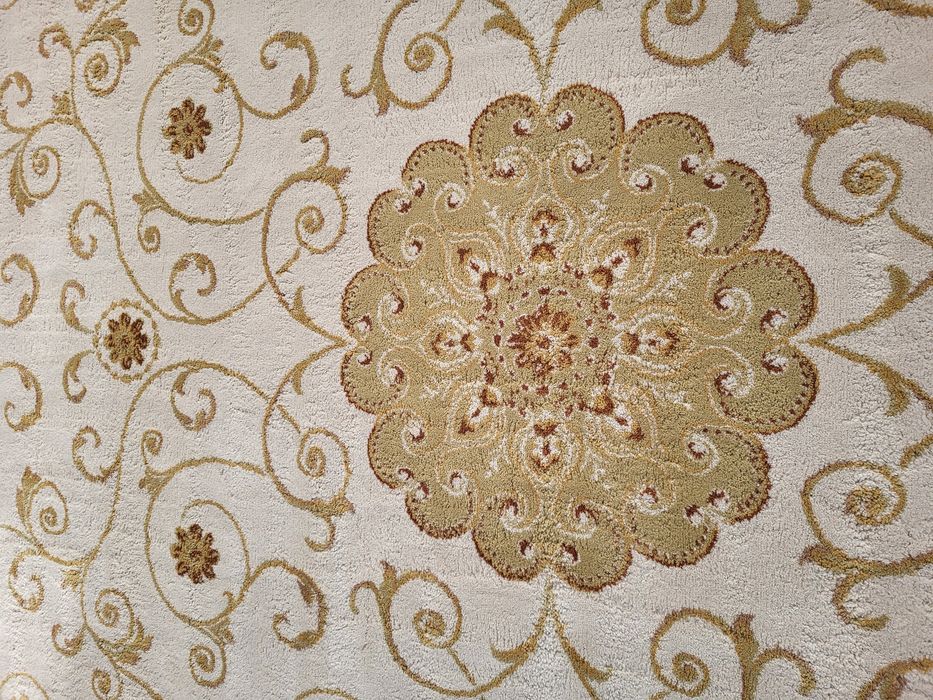 Ковёр плотный 2×3 б/у в отличном состоянии, чистый.