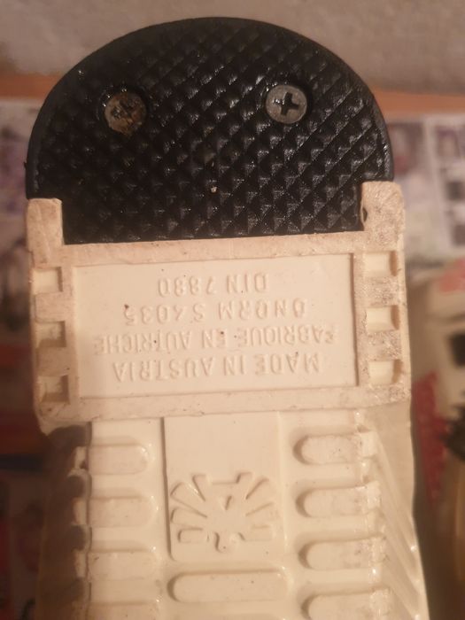 Комплект от 1 бр.ски,1 бр.обувки и щеки 3 комплекта.