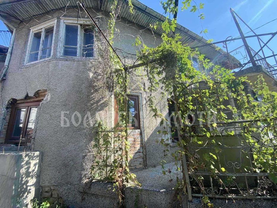 Къща с гараж в кв. Варуша