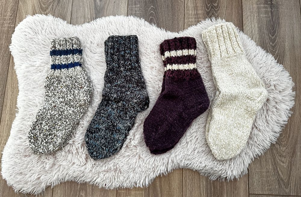 Vând ciorapi tricotati