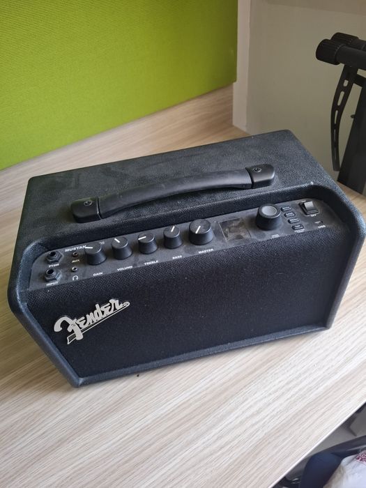 Цифровой гитарный комбик fender mustang lt40s