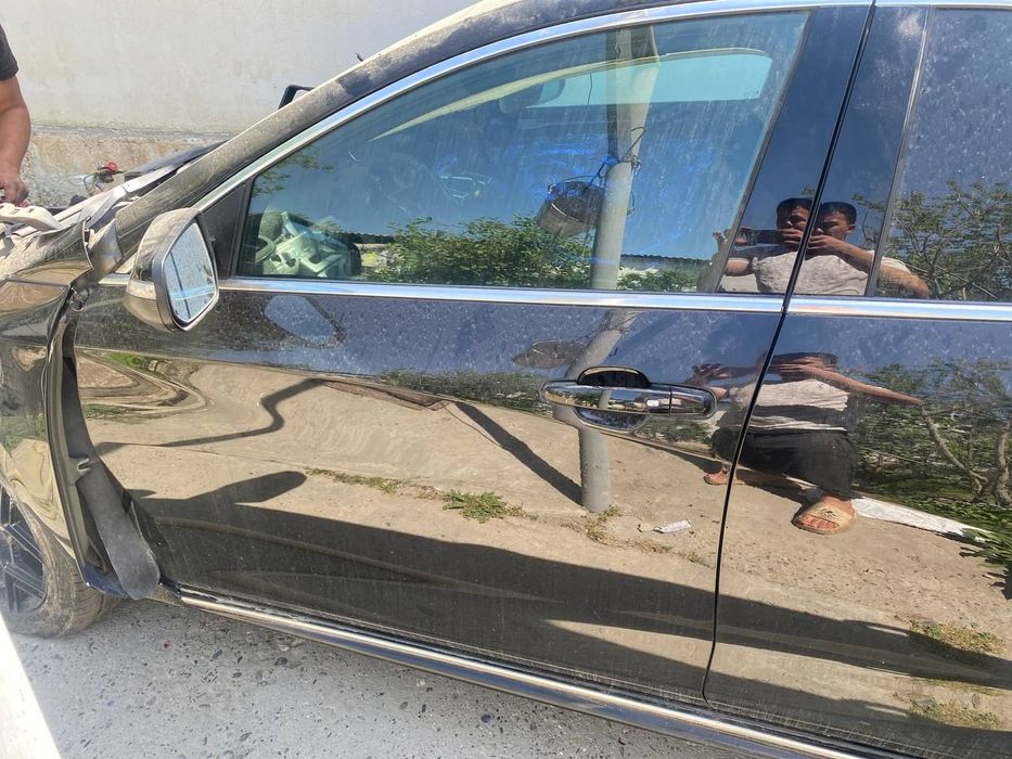 Malibu 2 eshiklari chap 2 ta eshik oʻng 1 eshik bor yana zapchast bor