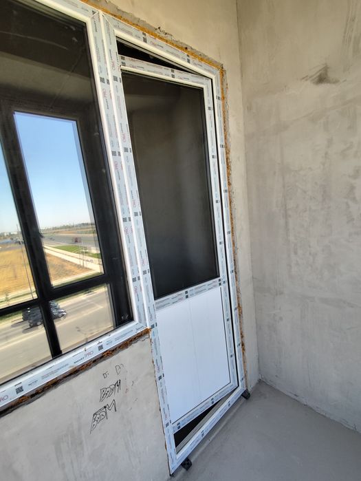 Пластиковая дверь с окном