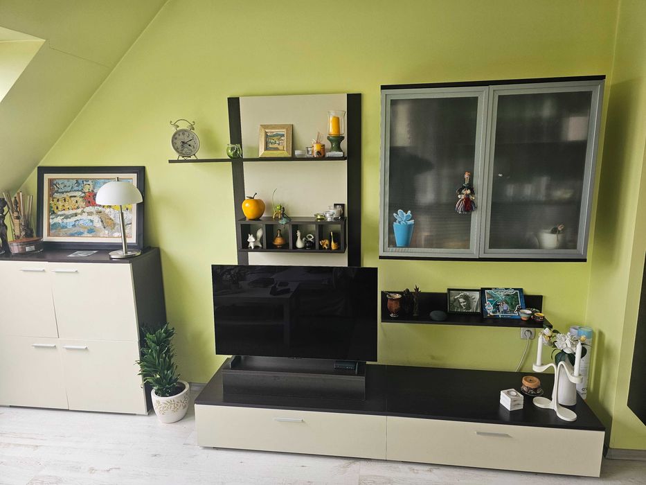 Кухня с уреди и мебели