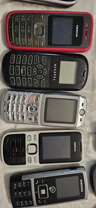 Продавам стари телефони