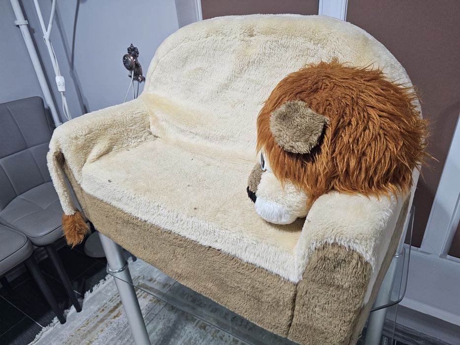 Детская игрушка, диван.