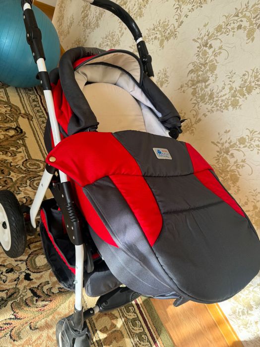 Детская коляска с люлькой