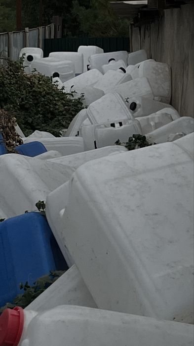 Продам пластиковые канистры 20 л
