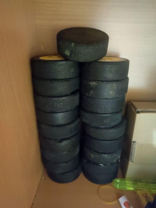 Хоккейные шайбы все за 3000