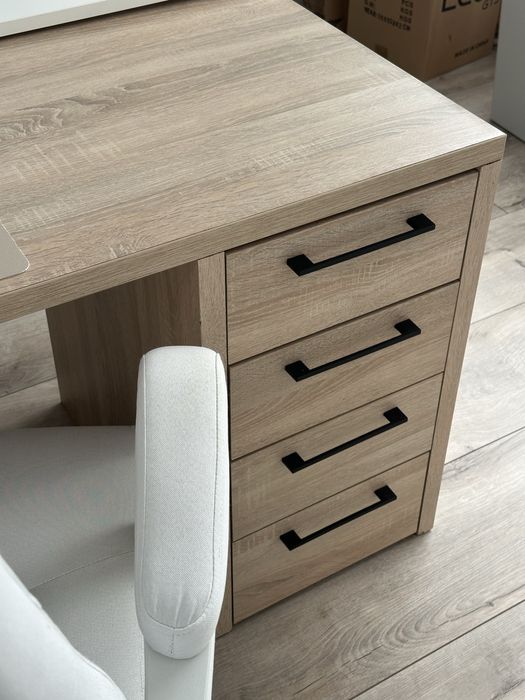 Birou elegant și practic, aspect stejar + scaun cadou