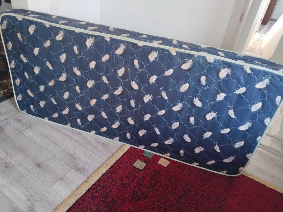 Кровать с матрасом продаю