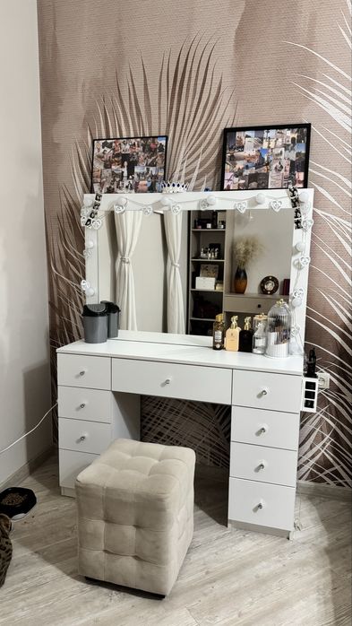 Туалетный столик, с зеркалом