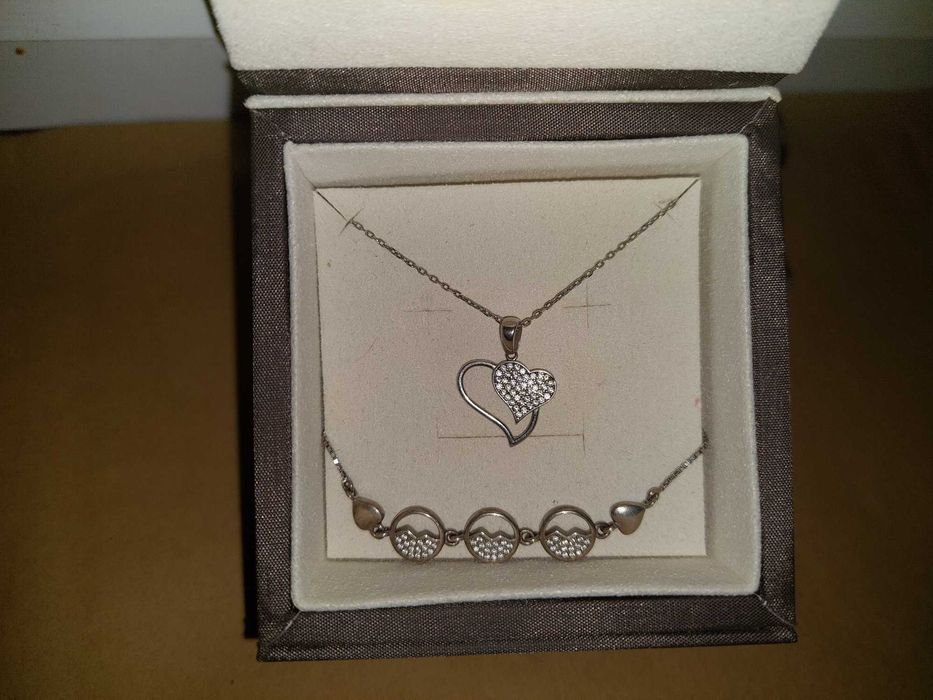 Set bratara si colier plasate cu argint in cutie cadou teilor