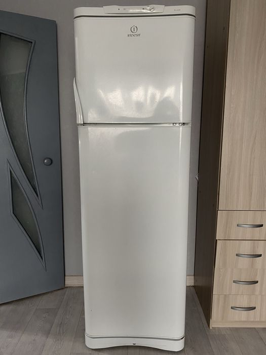 Продам холодильник indesit
