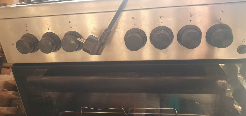 Aragaz marca Beko cu cuptor electric