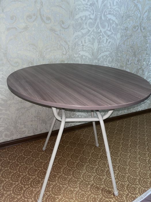 Продам столик круглый