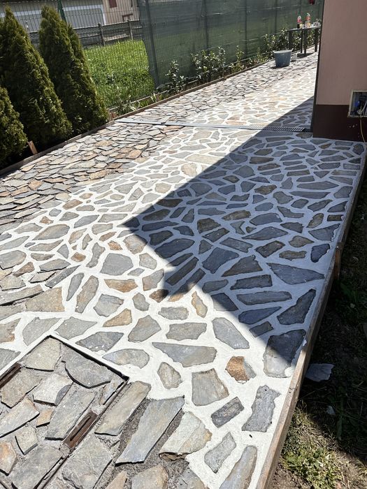 Piatra Naturală de Munte din Grecia – Multicoloră, Ideală pentru Placări și Decor Unic”.