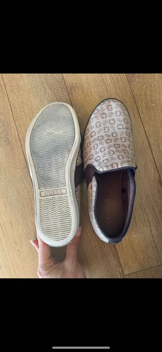 Обувки на ток, Guess