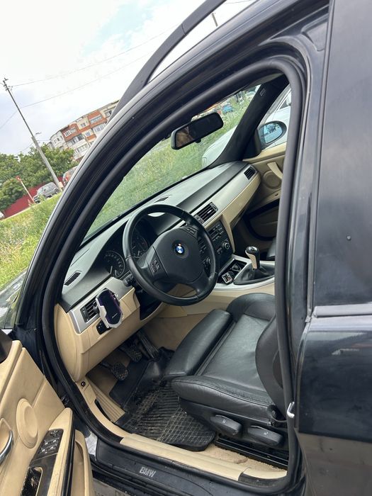 Vând BMW 320 D .