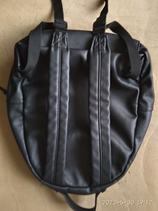 2 броя Раници от черна изкуствена кожа , голяма и малка .