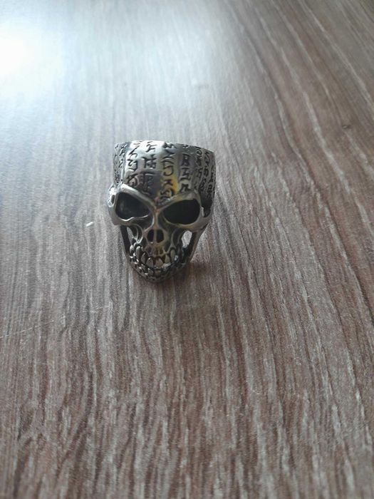 Стоманен пръстен с форма на череп. Цена 15 лв