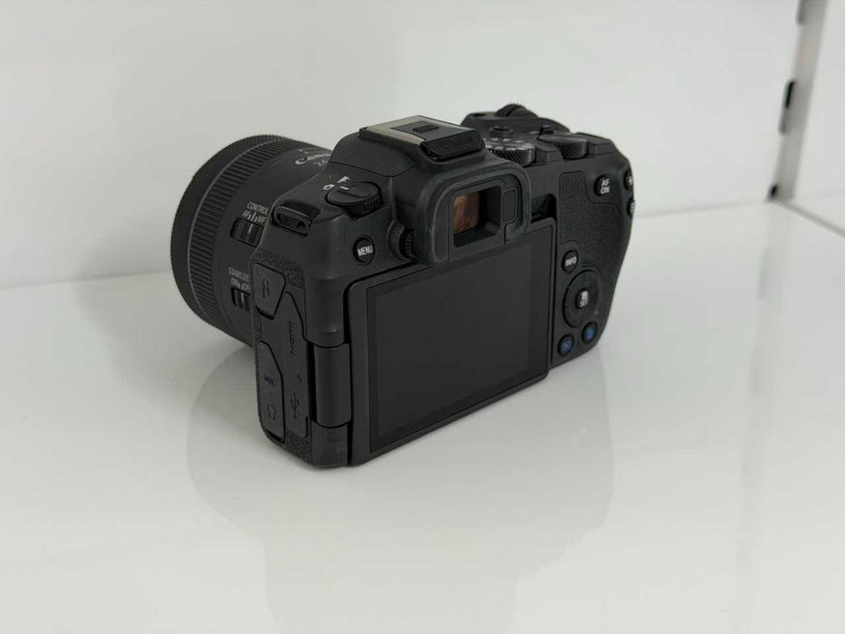 Фотоаппарт canon eos r8