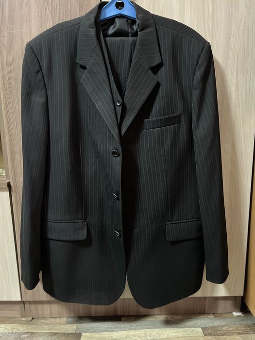 Продам два костюма тройка