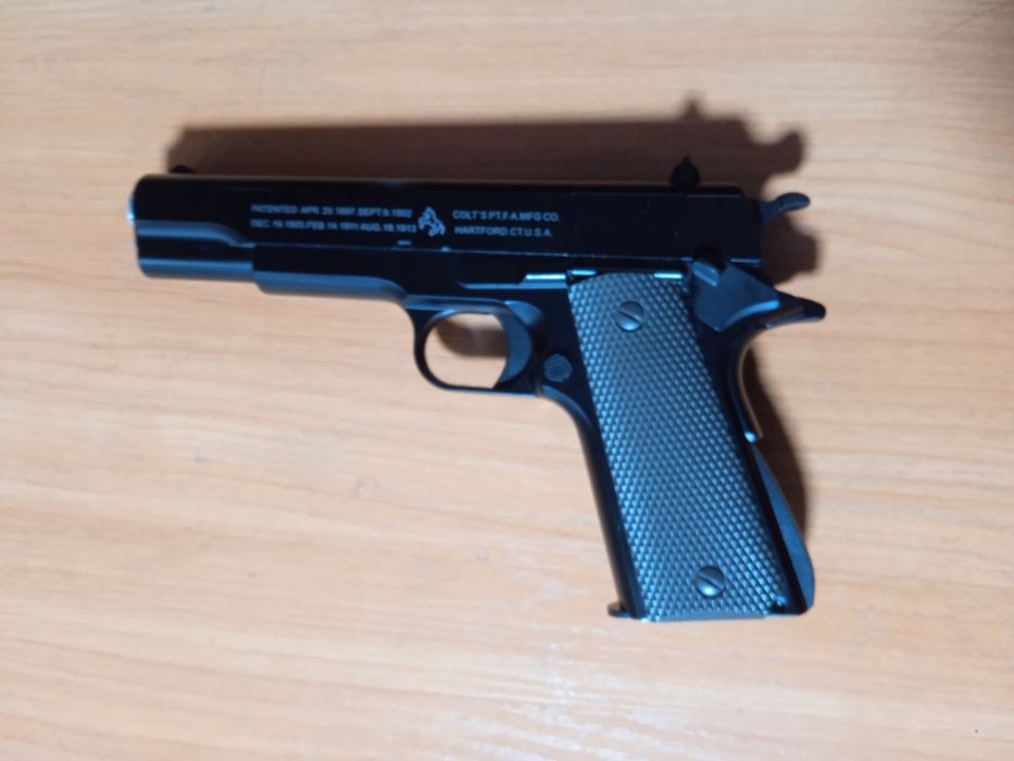 Пистолет как реальный, стреляет отлично чёрного цвета