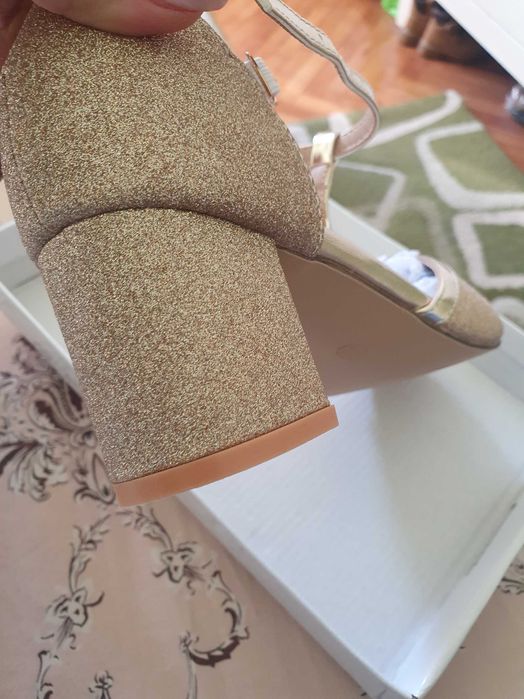 Sandale aurii pentru picior lat