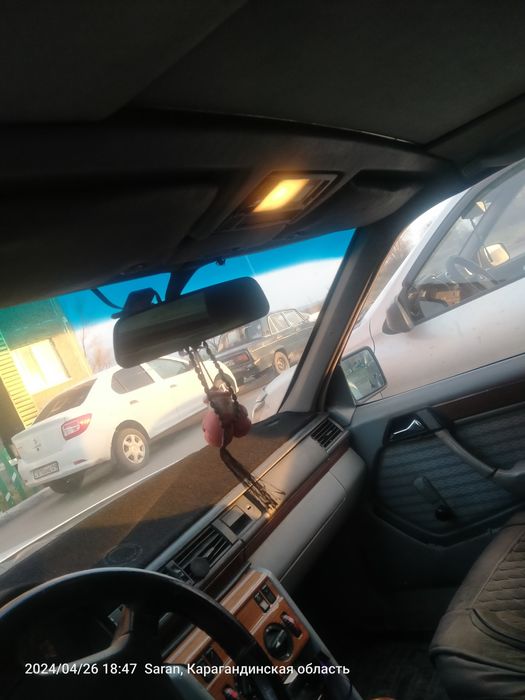 Срочно продаю Мерс 124 на полном ходу.