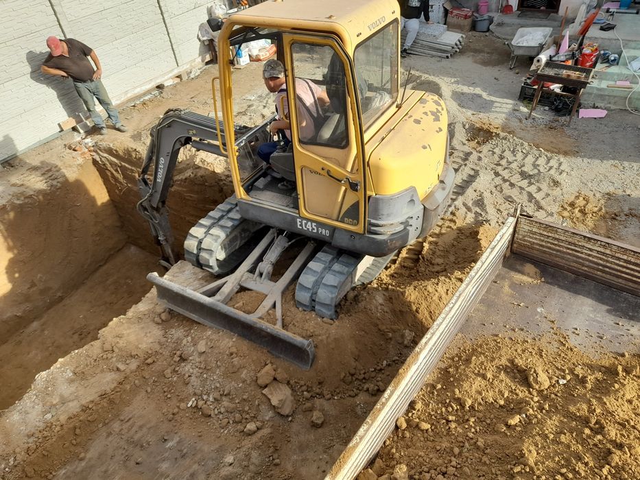 Inchiriez  miniescavator   si scule  constructii