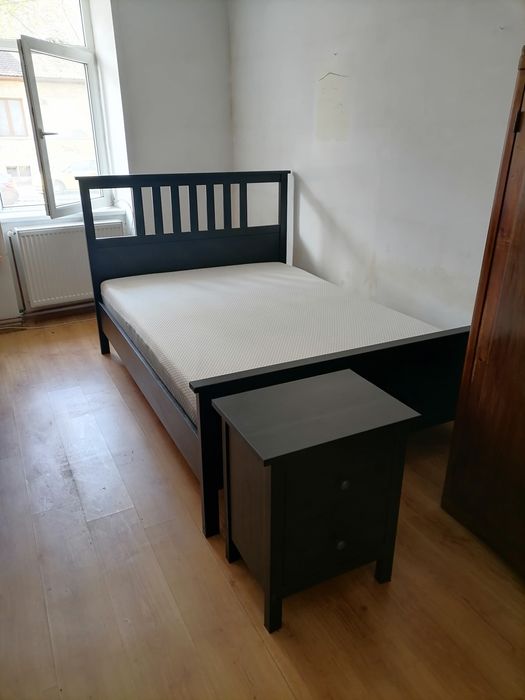 Vand urgent Pat dublu lemn Hemnes (ikea) plus comodă , stare bună