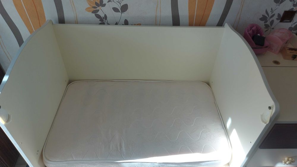 Бебешка кошара с люлещ механизъм