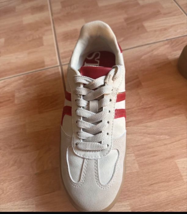 Adidasi Stradivarius
