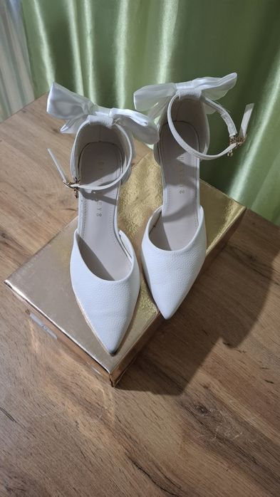 Туфли белые с бантиком