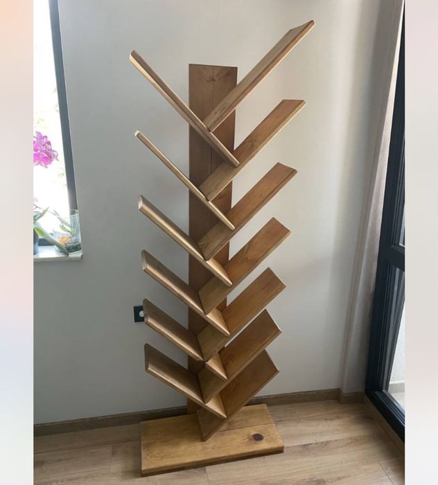 Голяма дървена етажерка за книги