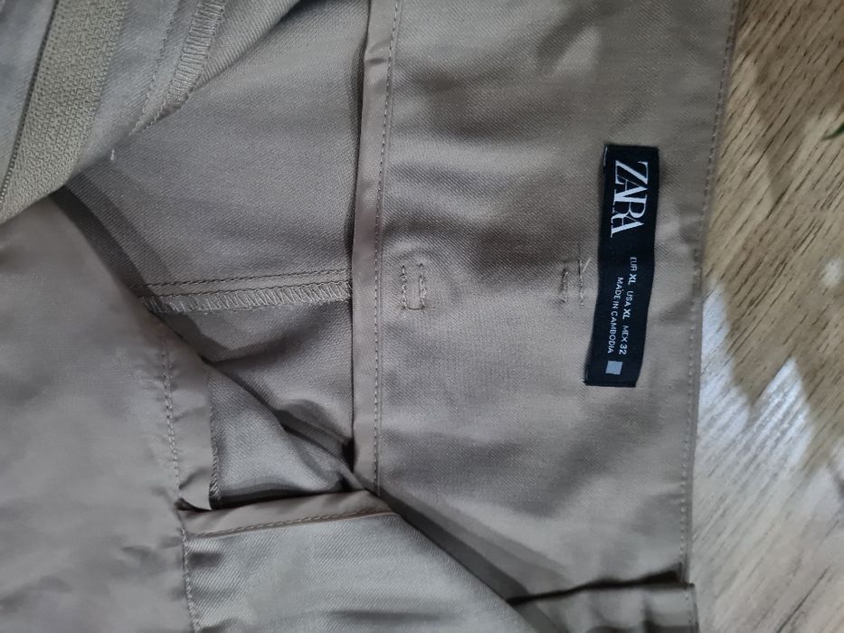 Женские классические брюки бежевого цвета Zara.