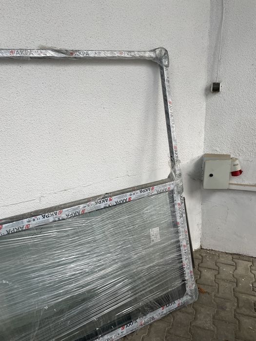 Vand usa dubla din aluminiu de 200x 180 cu doua usi glusante de cate 90 de cm fiecare, ideala pentru balcoane terase etc..