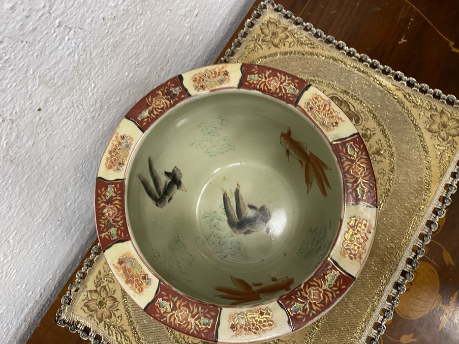 Китайска порцеланова кашпа изрисувана с релеф