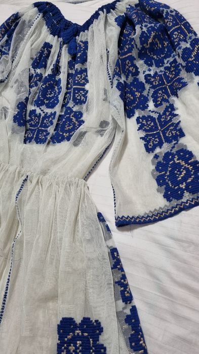 Costum traditional cusut pe tul