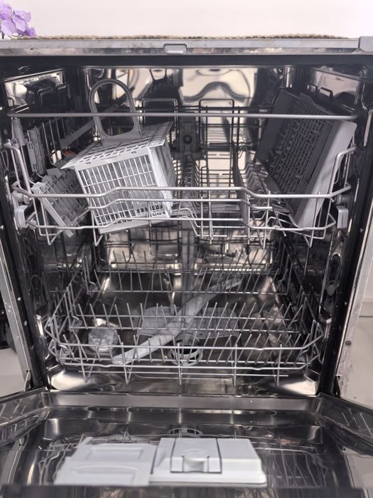 Съдомиална за вграждане Ariston