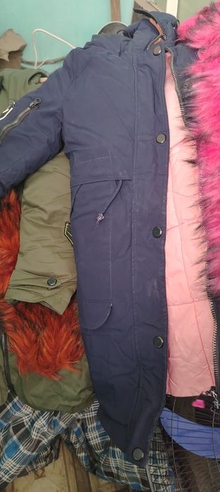 Отдам даром 2 зимние куртки и пакет осенних курток