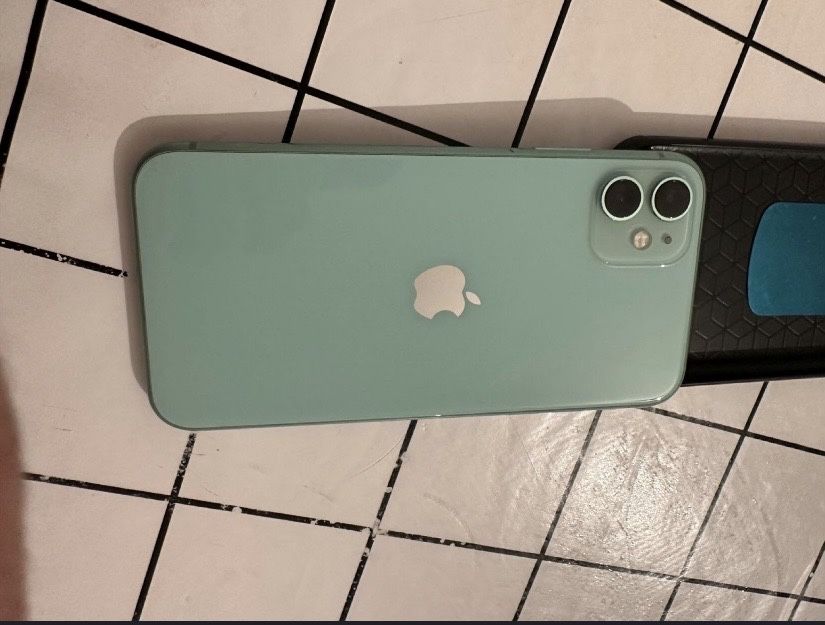 Продам iPhone 11 64 GB