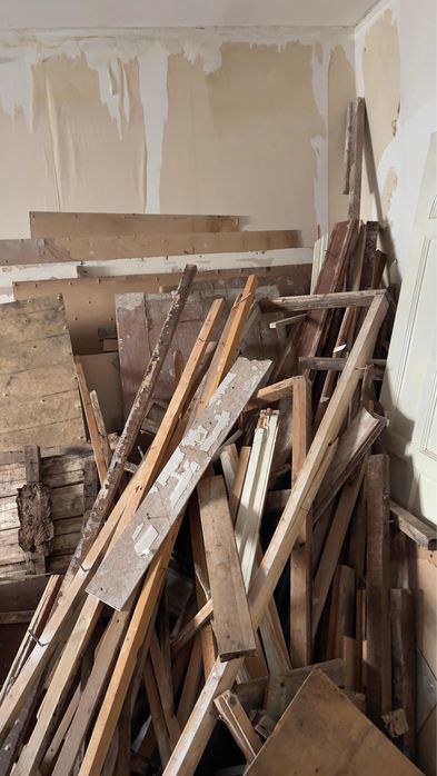 Ағаш полдан шыққан ТЕГІН