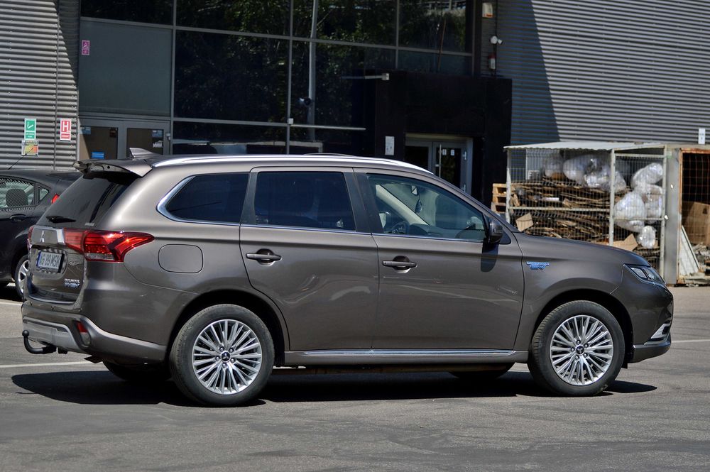 Mitsubishi Outlander PHEV hibrid ,An 2019, Instyle,Volan încălzit
